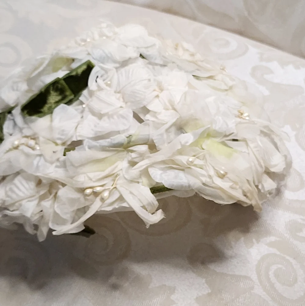 VINTAGE White Floral Hair Fascinator – Old Hollywood Glam Collectible Headpiece - Picture 7 of 9